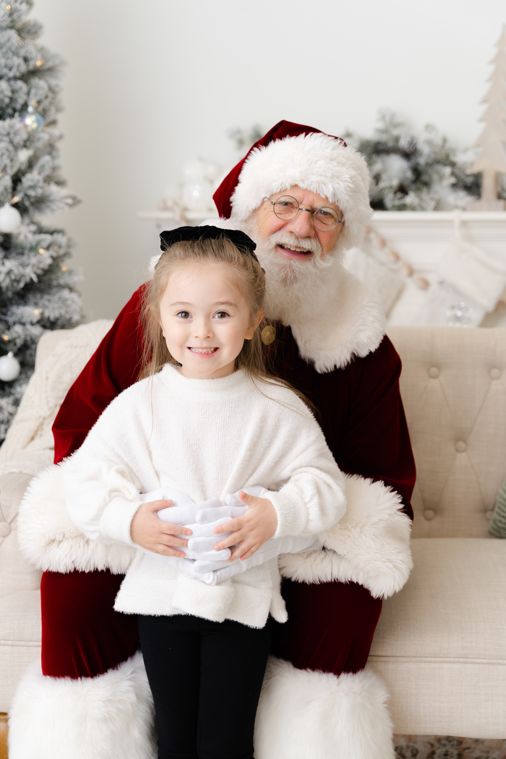Holiday portraits with Santa in Roseville photography studio