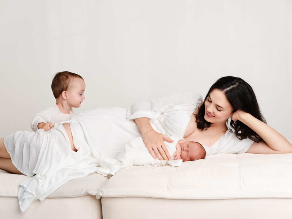 Relaxed, natural family photos with newborn and older sibling